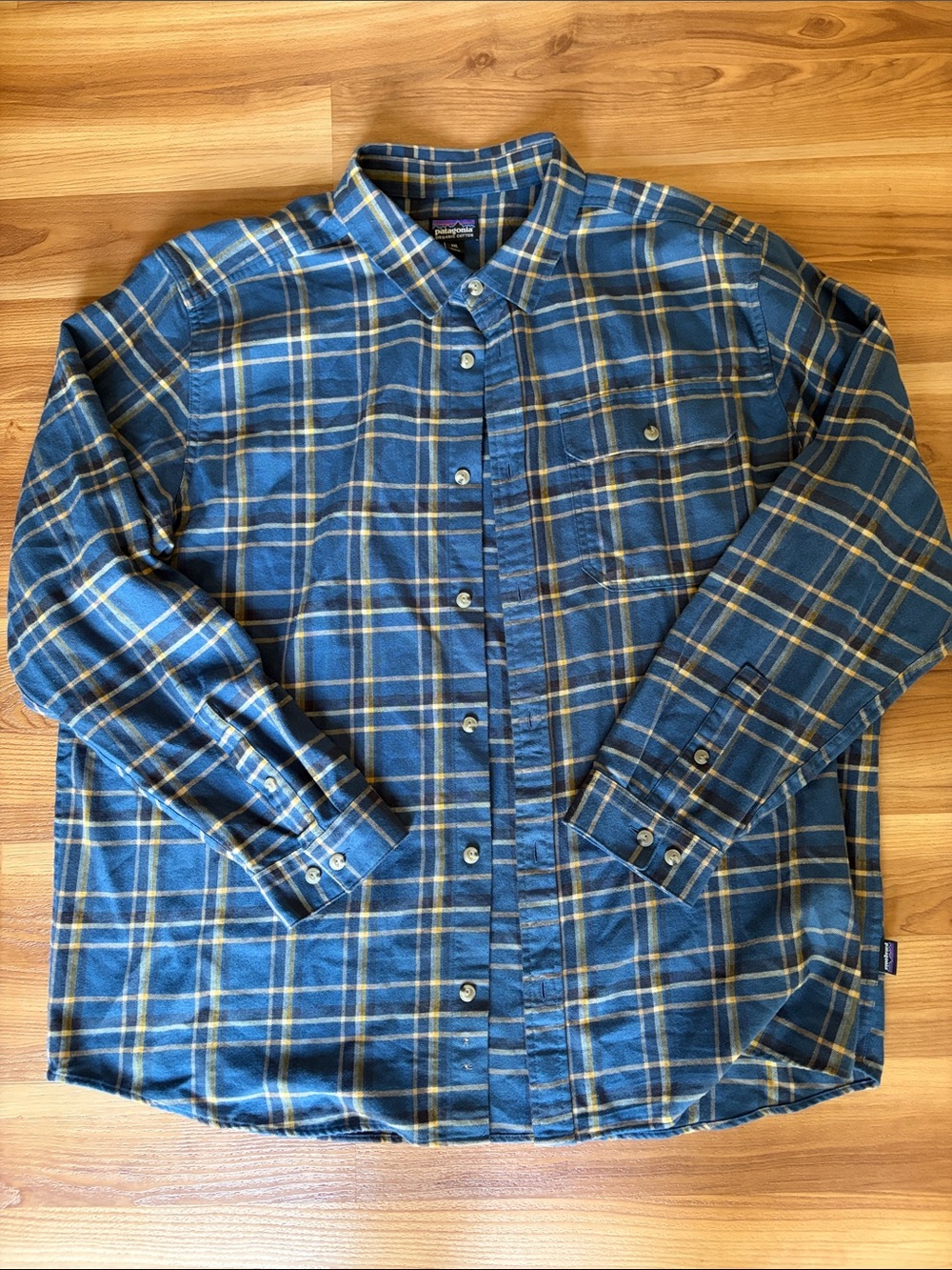 Patagonia men’s organic cotton flannel button-down shirt blue/yellow